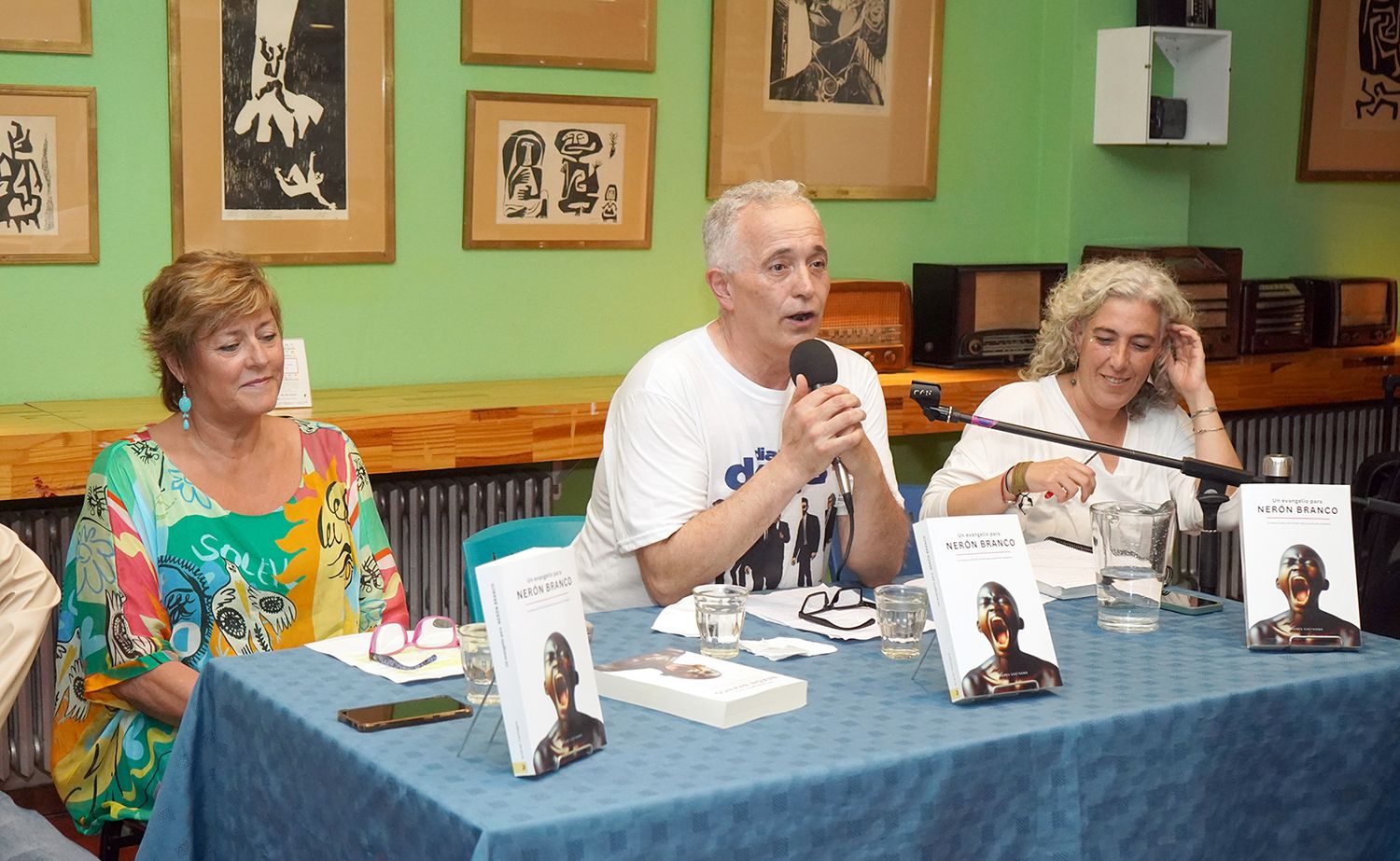 Andrés Castagno. En el Centro Cultural junto a Juliana Orihuela y Norma Pereira