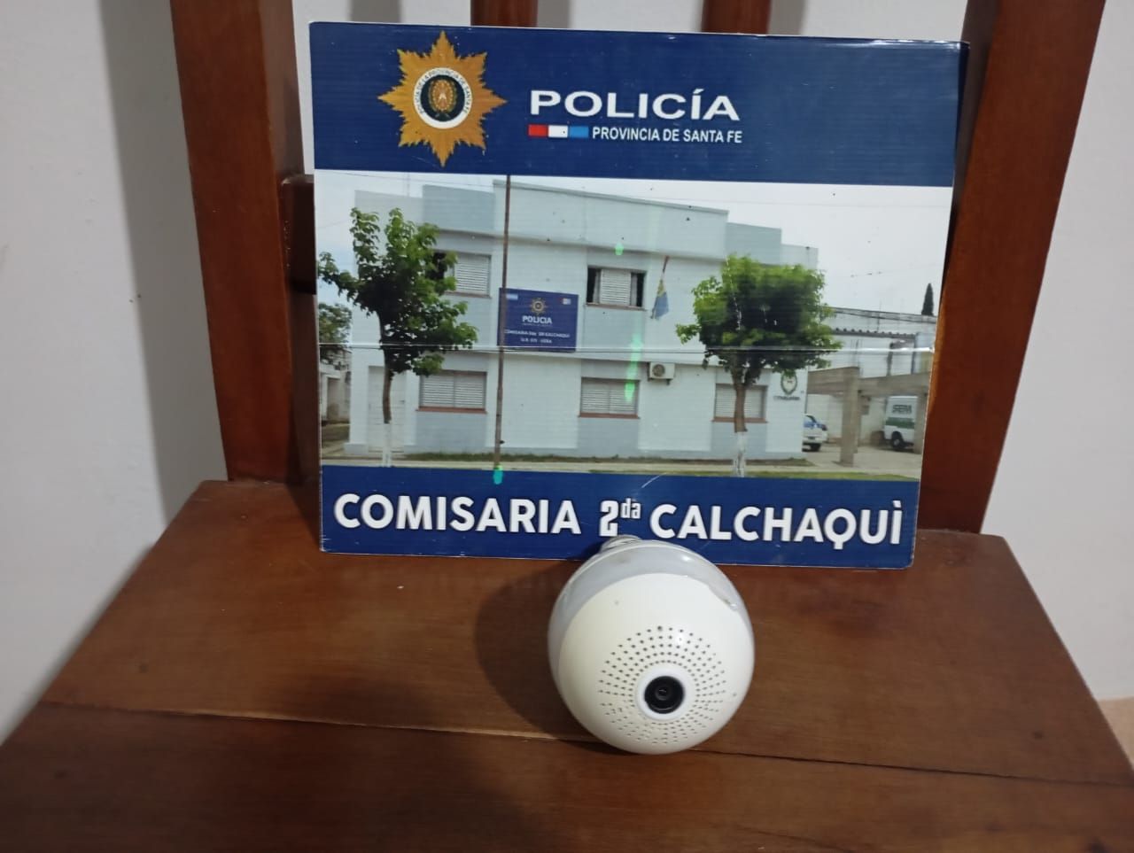 No se salvó ni la cámara: le robaron un equipo instalado en la puerta de su casa