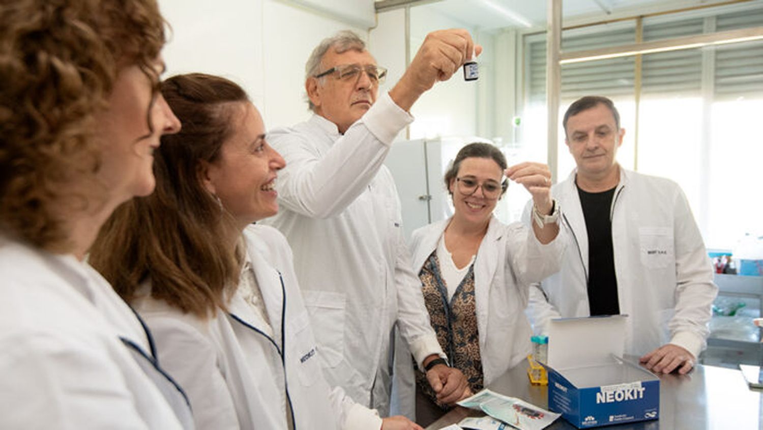 El grupo de científicos liderado por Adrián Vojnov, analizando las muestras para la aplicación del Neokit.