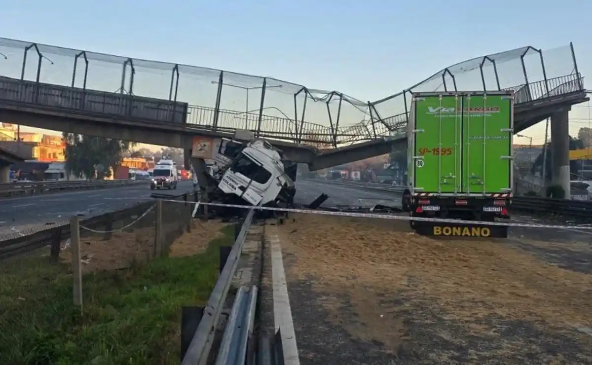 El puente estaba ubicado a la altura del km 50: fue chocado por un camión