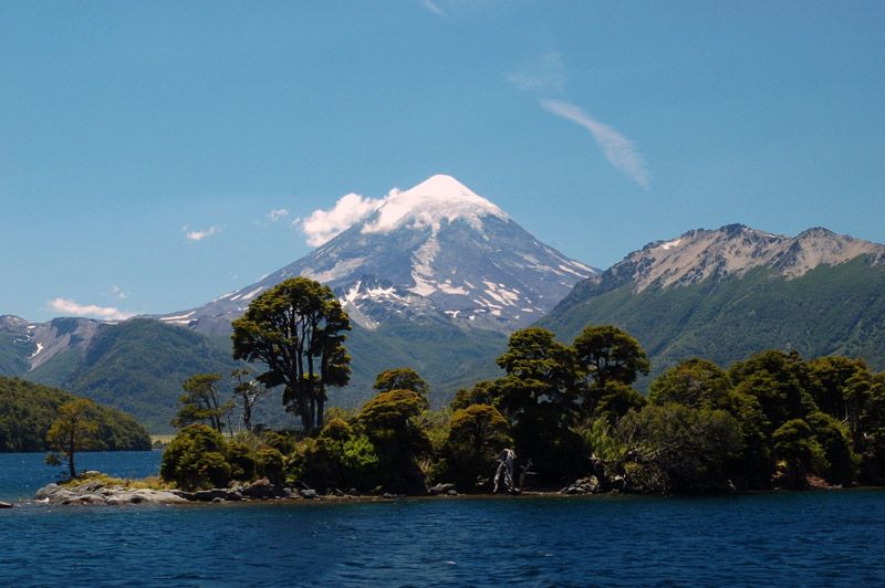 Gran operativo de rescate en el volcán Lanín: buscan a dos personas perdidas en una zona de difícil acceso.