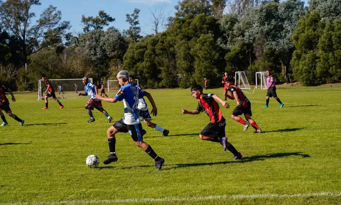 Liga Municipal de Fútbol Sub 18: Los leones y Alfa bajaron a los líderes