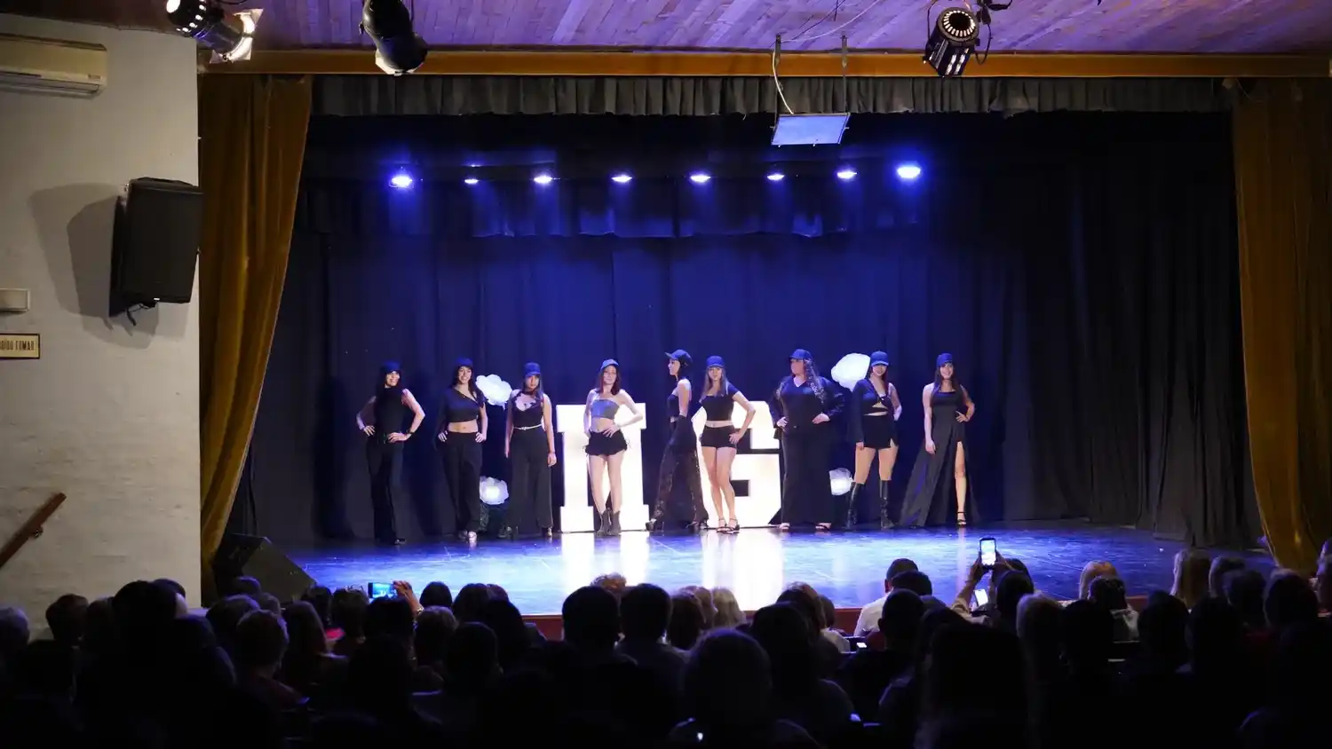 El público colmó la sala del Teatro Municipal “Luis Sandrini” durante la tercera edición del desfile solidario