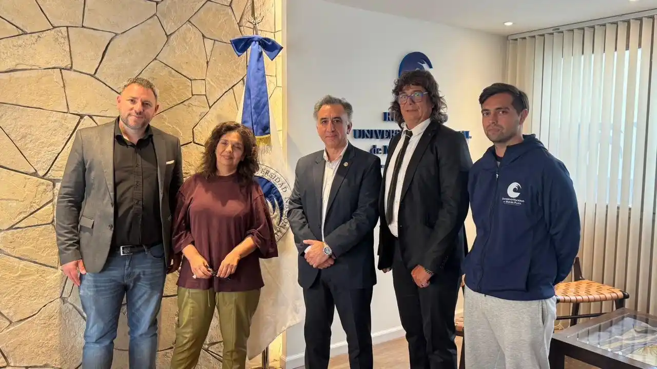 Dirigentes de la UNMdP junto a Yapuncic.