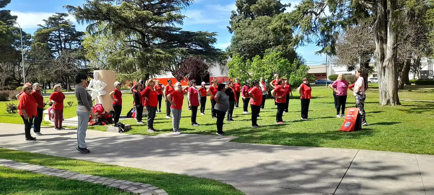 Decenas de adultos mayores realizaron actividades aeróbicas en plaza San Martín.