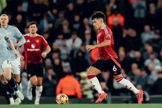 Lisandro Martínez dio una tremenda asistencia para ganar el clásico de Manchester