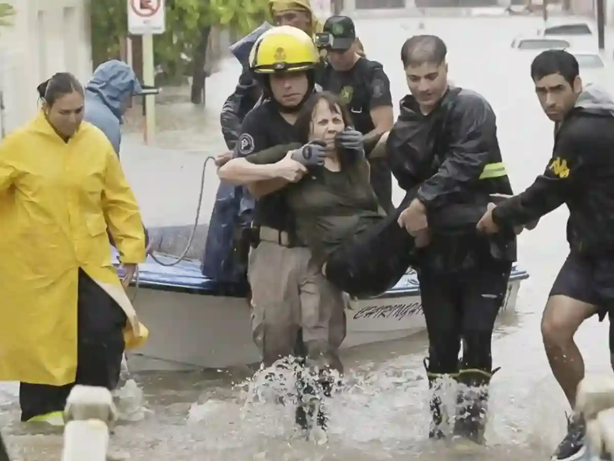 Hasta el momento hay 16 muertos, casas inhabitables, autos apilados y una ciudad llena de barro