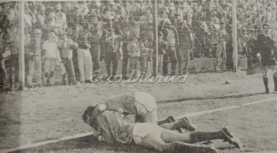 Luis Eduardo "Paquillo" Sánchez y un compañero, se abrazan festejando la única conquista del encuentro