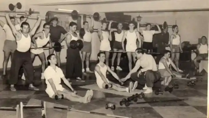 “Artesanal”. Santo Passero guiando una clase en su gimnasio de 57 entre 68 y 70