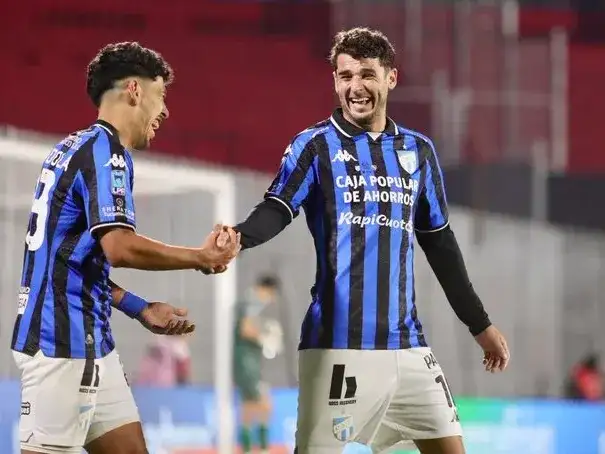 Atlético se floreó ante Independiente y clasificó.