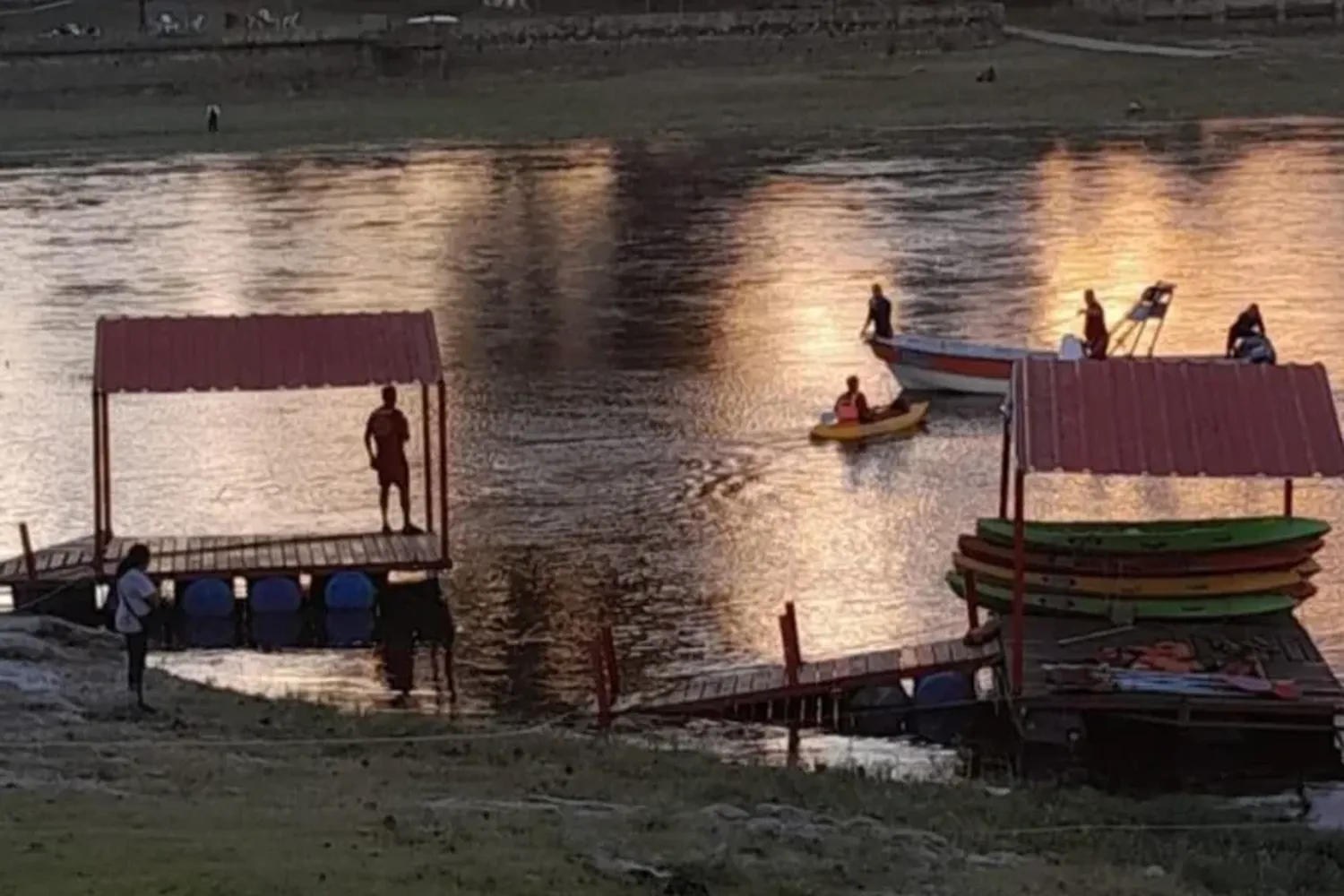 Continúa la búsqueda del hombre que se arrojó al río San Antonio en medio de la creciente