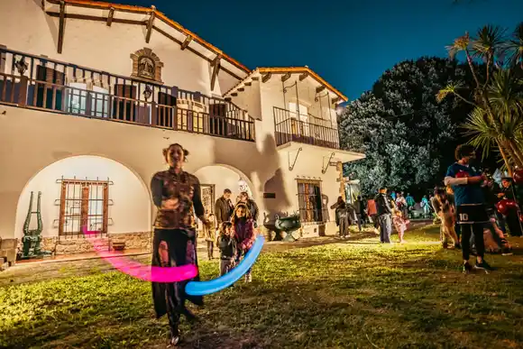 Villa Mitre presentó su agenda cultural de diciembre con muestras, talleres y espectáculos