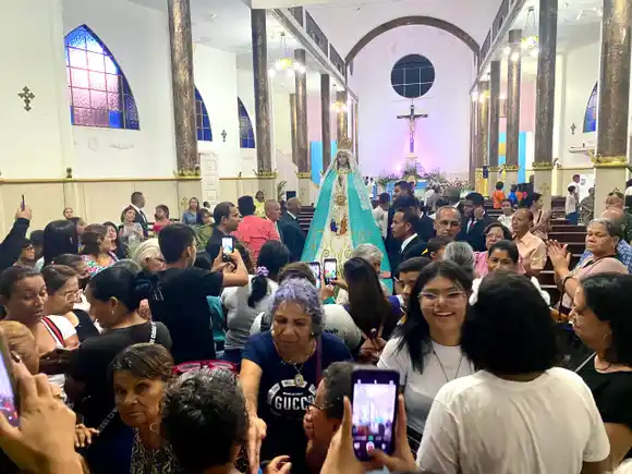 ¡DURANTE SU BAJADA! Le prometen a Vallita restaurarle su catedral en El Tigre