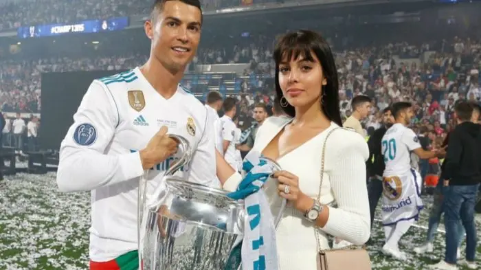 La novia de Ronaldo reveló por qué no sonríe en las fotos