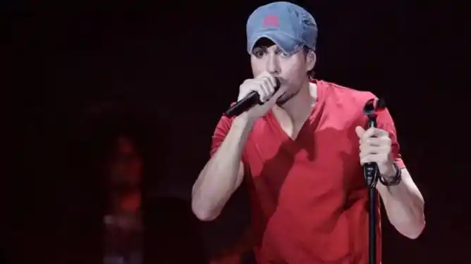 Por qué Enrique Iglesias se saca la gorra sólo una vez al año