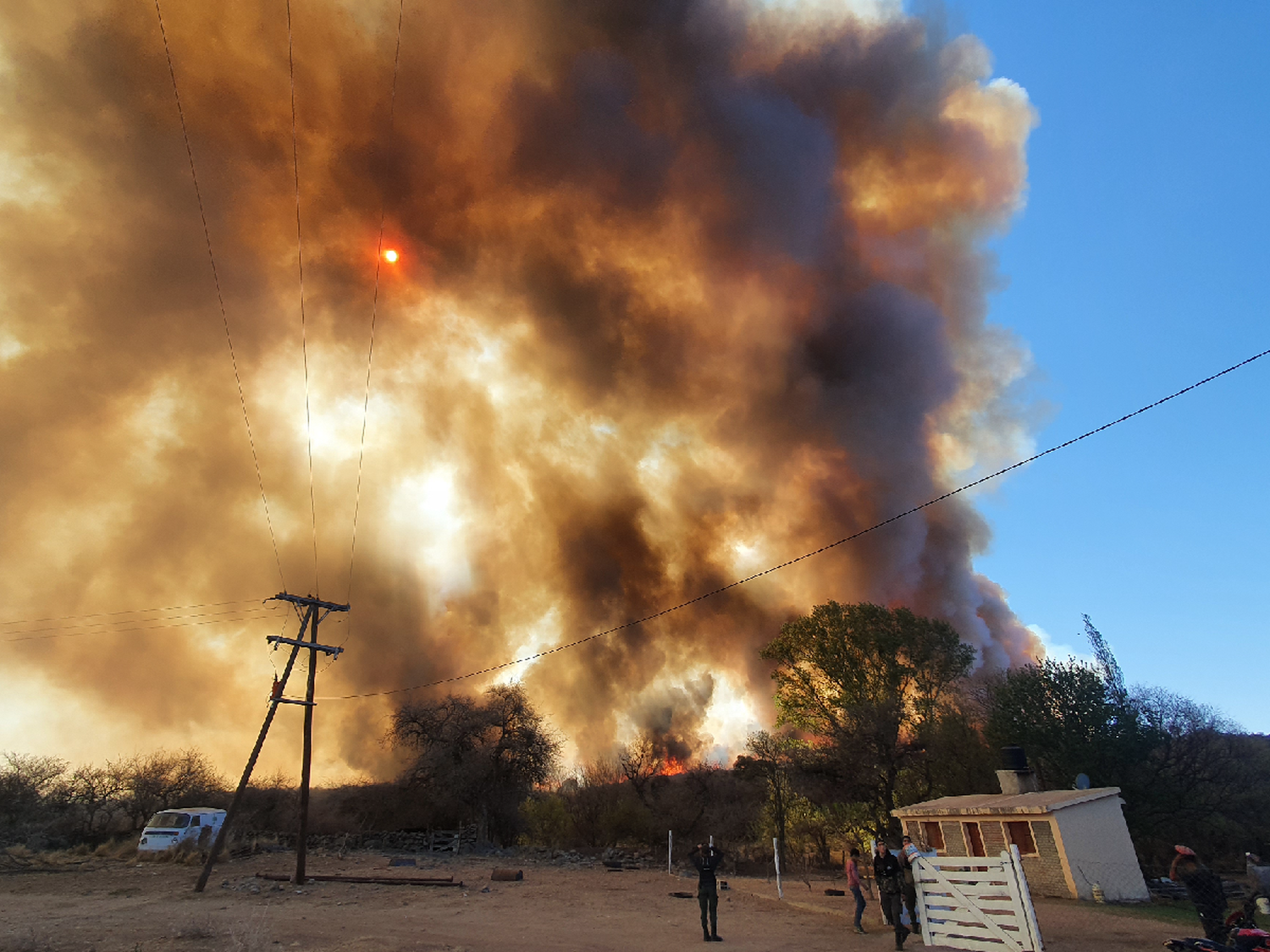 Otra jornada que prevé fuertes vientos que complican el combate de tres incendios activos en Córdoba