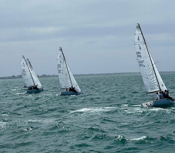 Comenzó el Campeonato de Verano de la Clase Internacional J70