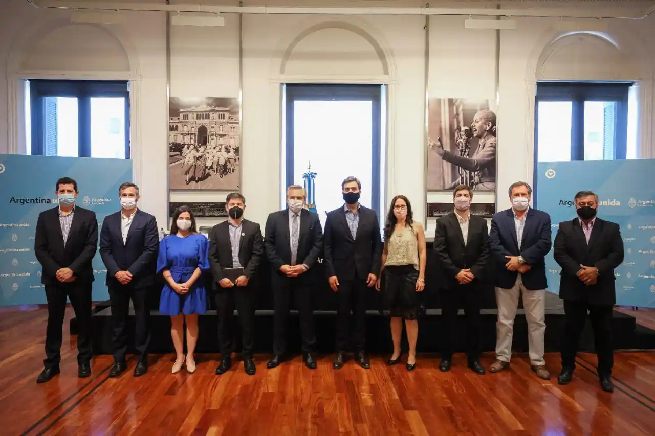 Fernández, Kicillof y Achával en la firma del convenio por las obras en el Río Luján