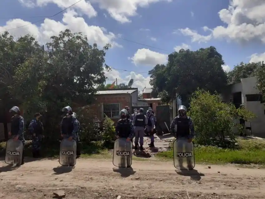 Inconveniente entre vecinos arrojó la detención de 7 personas y un allanamiento
