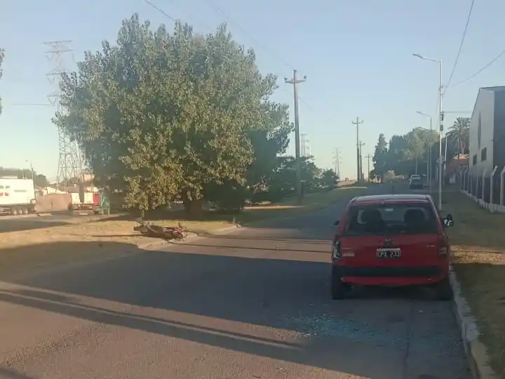 Un motovehículo Honda CB 250, conducido por un hombre de 36 años, impactó contra un Chevrolet Corsa modelo 1998.