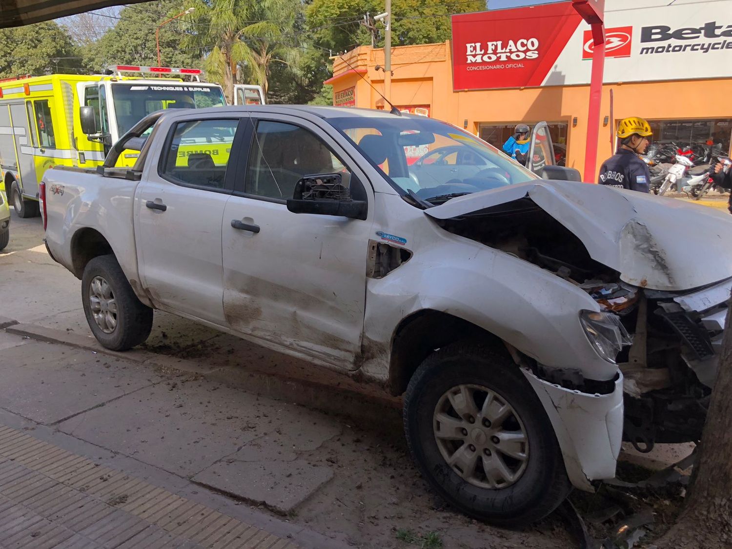 La camioneta Ford Ranger sufrió importantes daños.