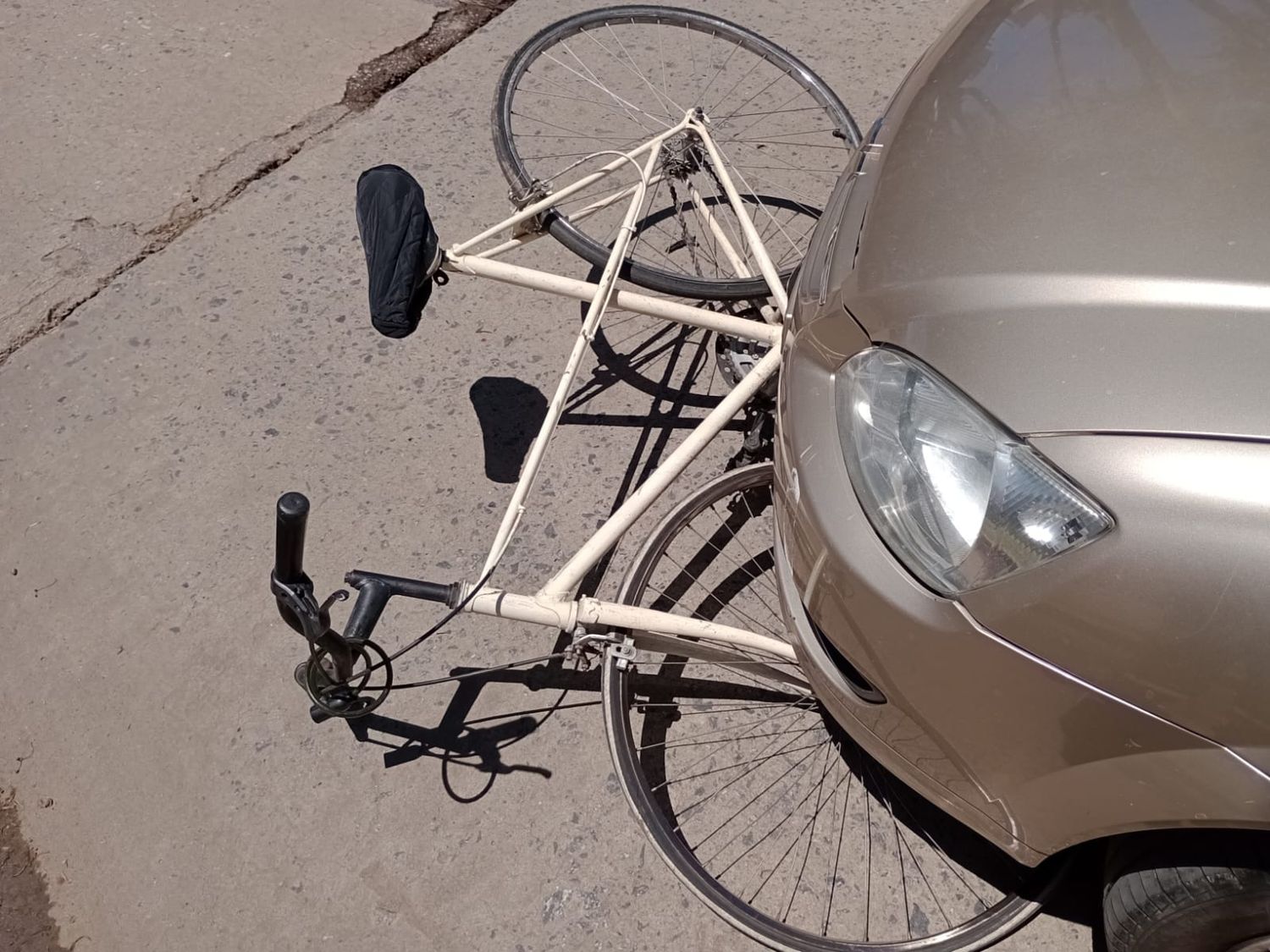 La bici quedó debajo del auto tras el violento choque.