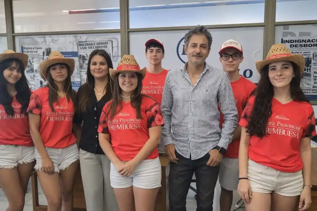El director de Turismo de Benito Juárez, Alejandro Hernández; su secretaria Luciana Vázquez; y un grupo de jóvenes que promocionan la Fiesta Provincial de la Frambuesa