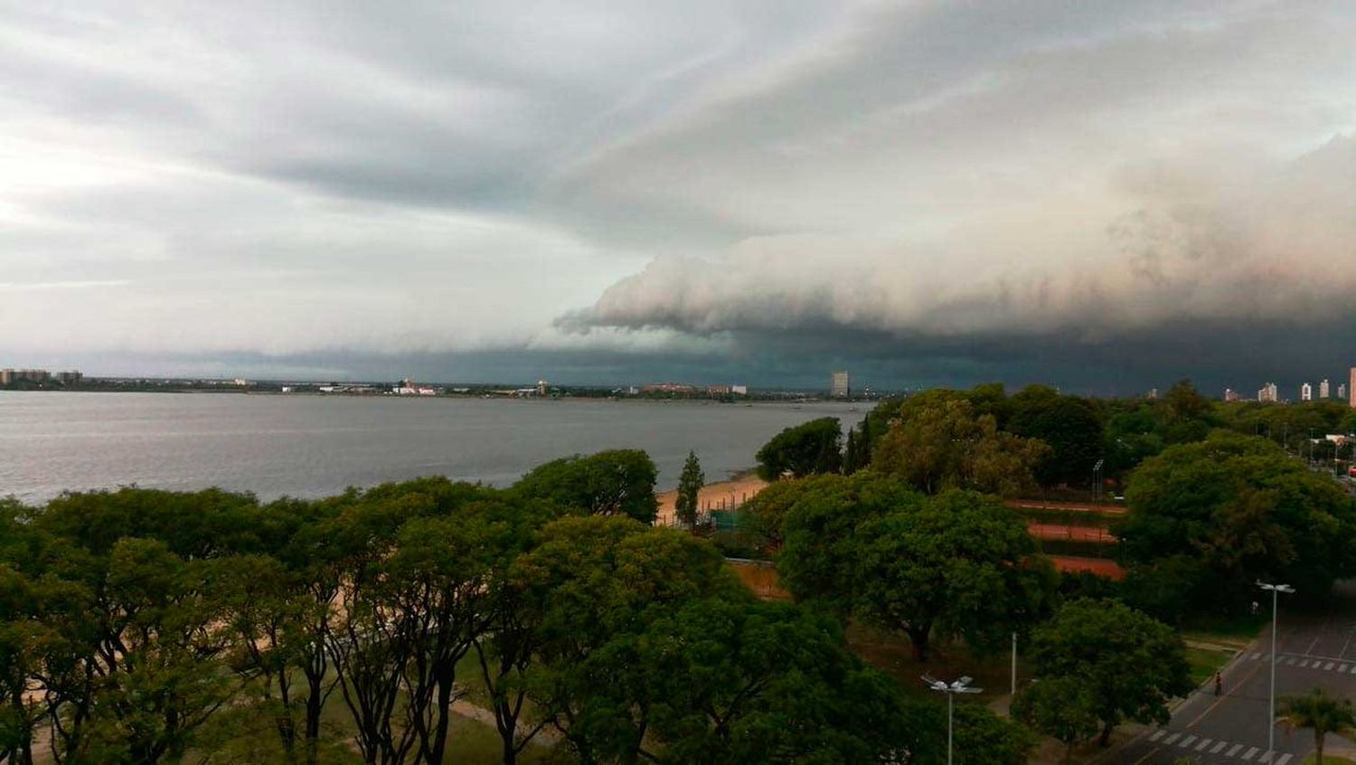 Llegó la lluvia y comenzó a bajar la temperatura en la ciudad