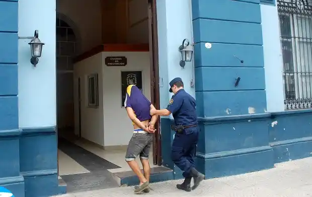 En abril lo atraparon por robar un celular y ahora lo condenaron por golpear a su hija de 12 años