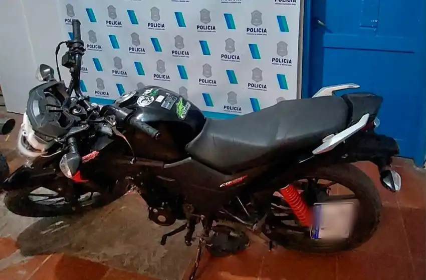 Lo persiguen, se tira de la moto en movimiento, pero lo atrapan dentro de una casa