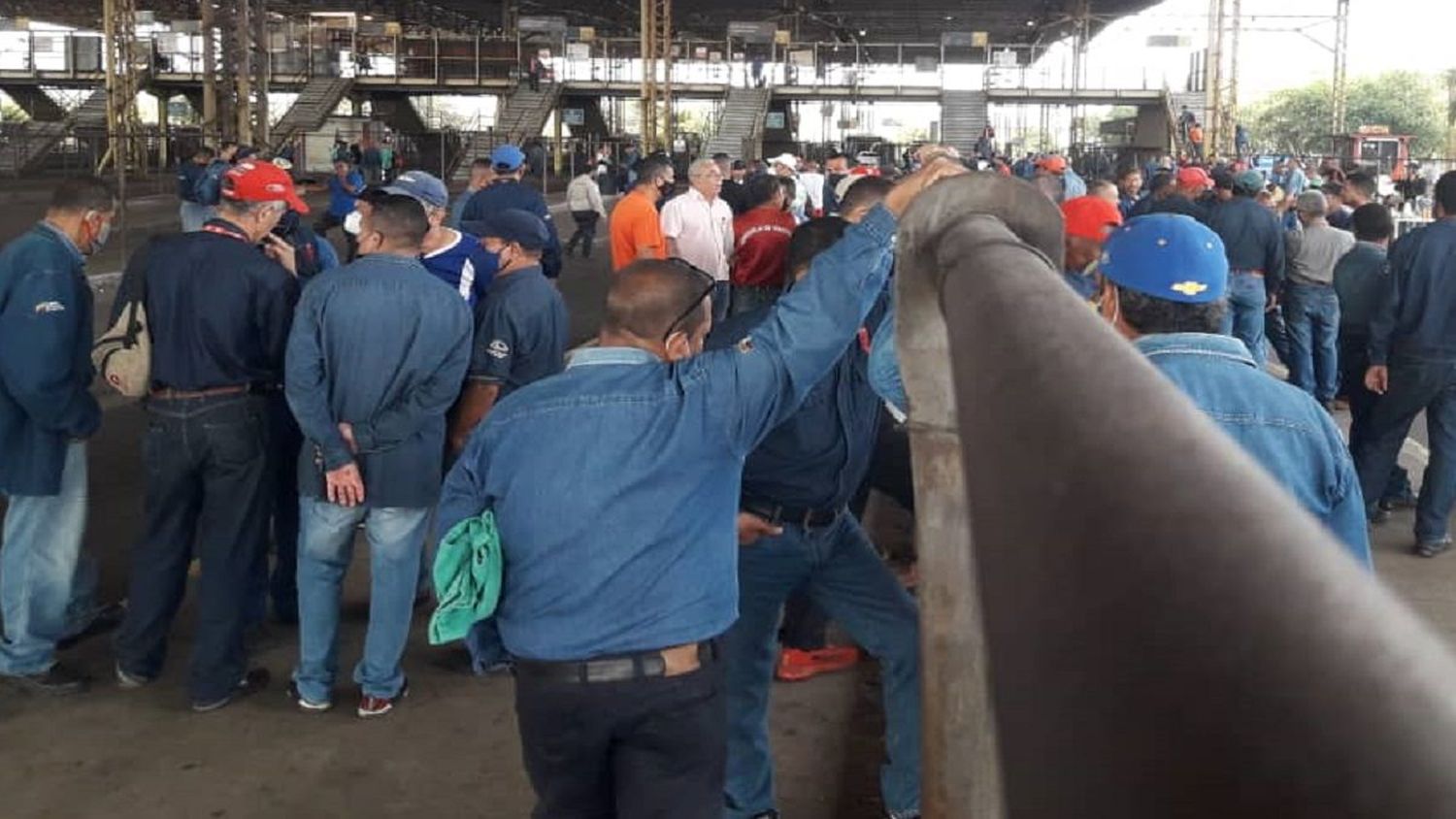 ¡ATENCIÓN CPI! En Guayana detienen a tres sidoristas por protestar: familiares exigen su liberación