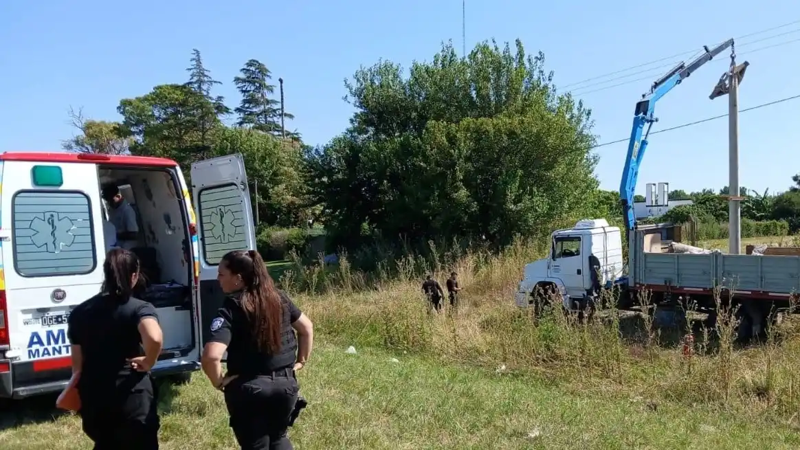 Personal policial y médicos en el lugar de la tragedia.