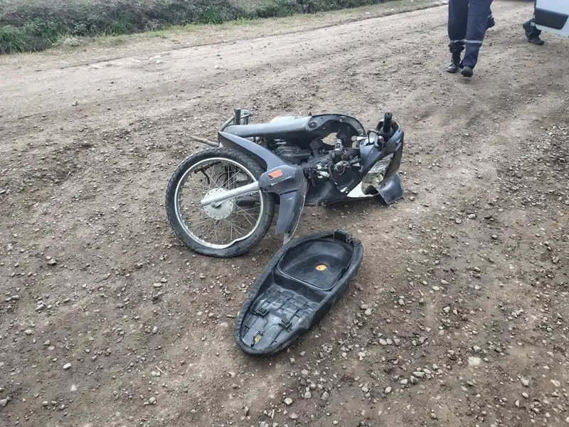 La moto sufrió importantes daños tras la colisión en Vuelta de Obligado y Falucho.