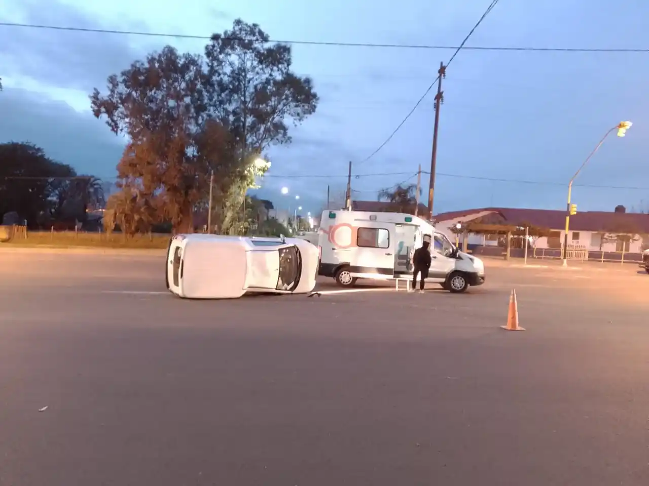 Villa Adela: Conductora hospitalizada tras volcar con su vehículo
