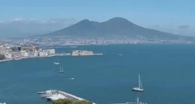 Hay quienes temen que estos movimientos sísmicos puedan preludiar la erupción de un "supervolcán” que obligue a llevar a cabo una evacuación masiva.