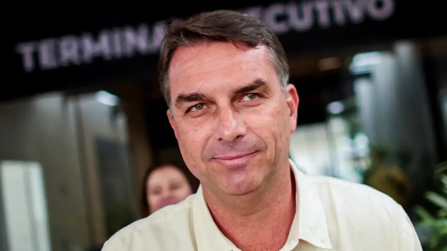 Flávio Bolsonaro le pidió asilo político a Donald Trump y ya está en vuelo a Estados Unidos