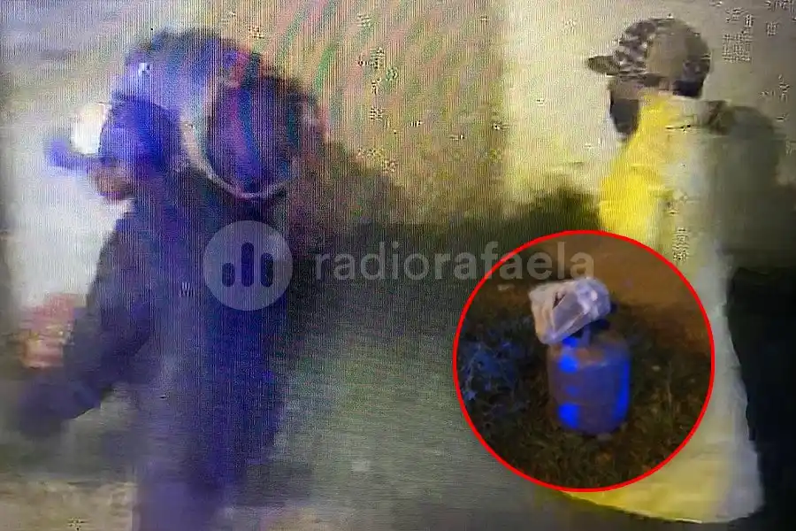 ¡Tochi! Andaban a las escondidas atrás de un auto con una garrafa ajena