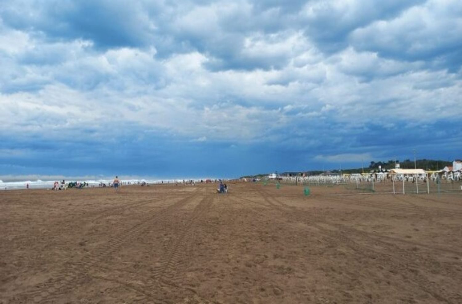 Video: temporal en Monte Hermoso "levantó" la estructura del parador Recreo