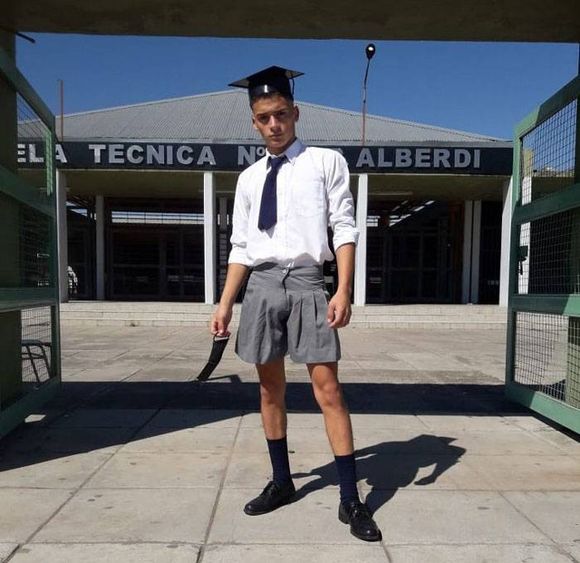 Fue al acto de colación con pollera y lo obligaron a cambiarse