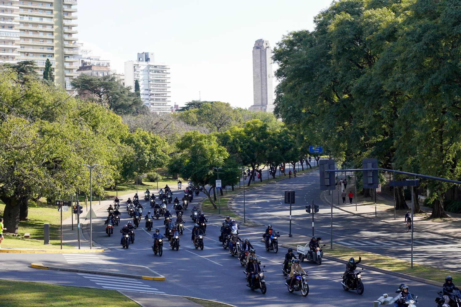 Motociclistas en acción, con el Monumento a la Bandera de fondo.