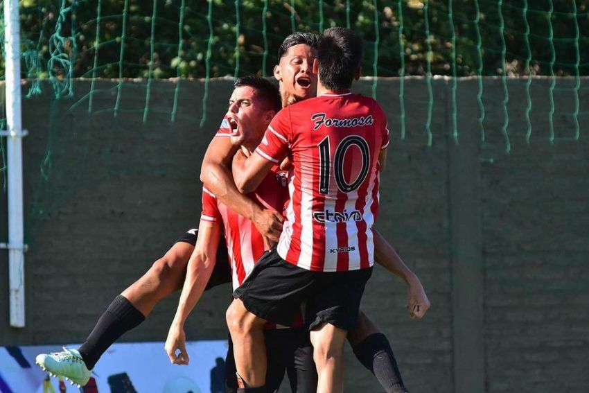 8 de Diciembre festejó en casa tras vencer a Pabellón Argentino