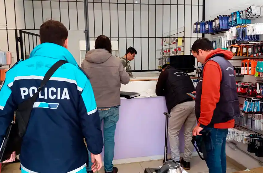 Clausuran comercios, secuestran 115 celulares y detienen a 3 personas