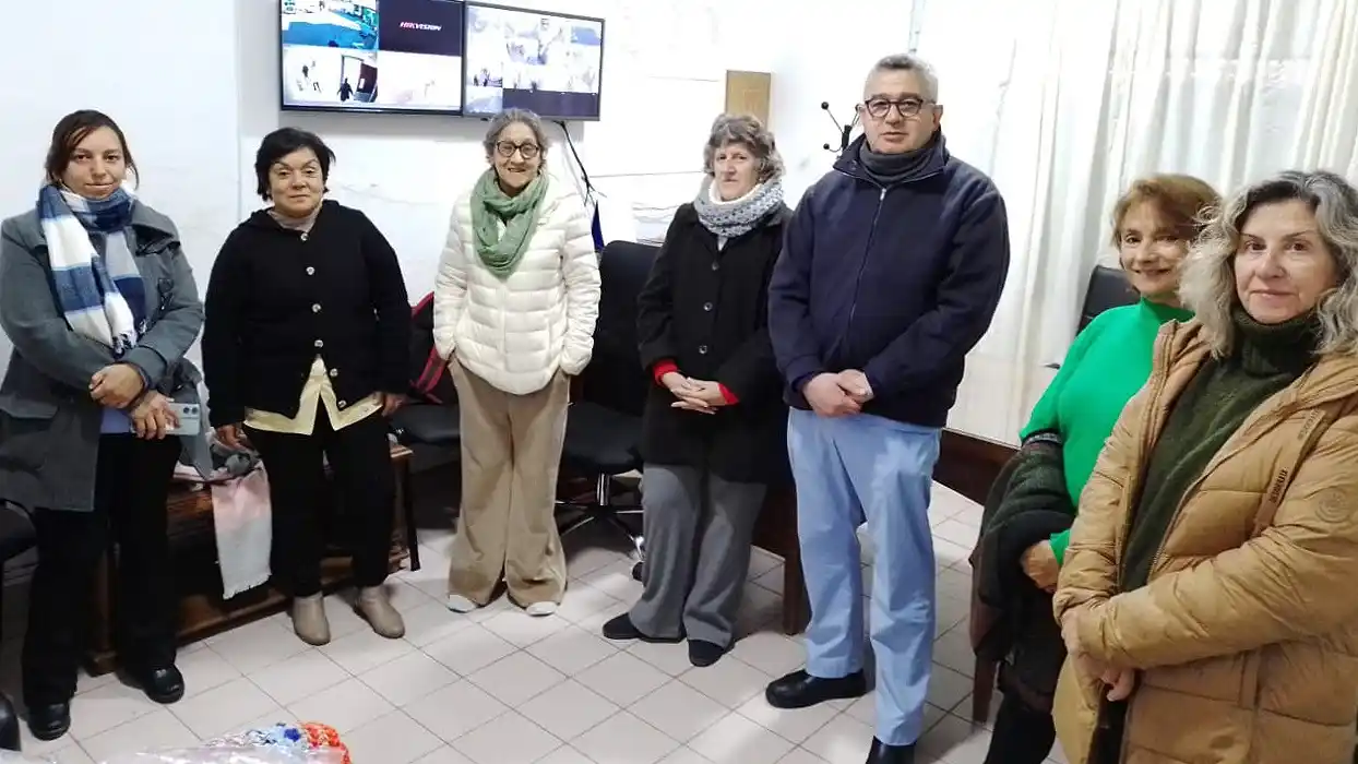 Las Arañitas Tejedoras donaron mantas y ajuares al Hospital San Antonio