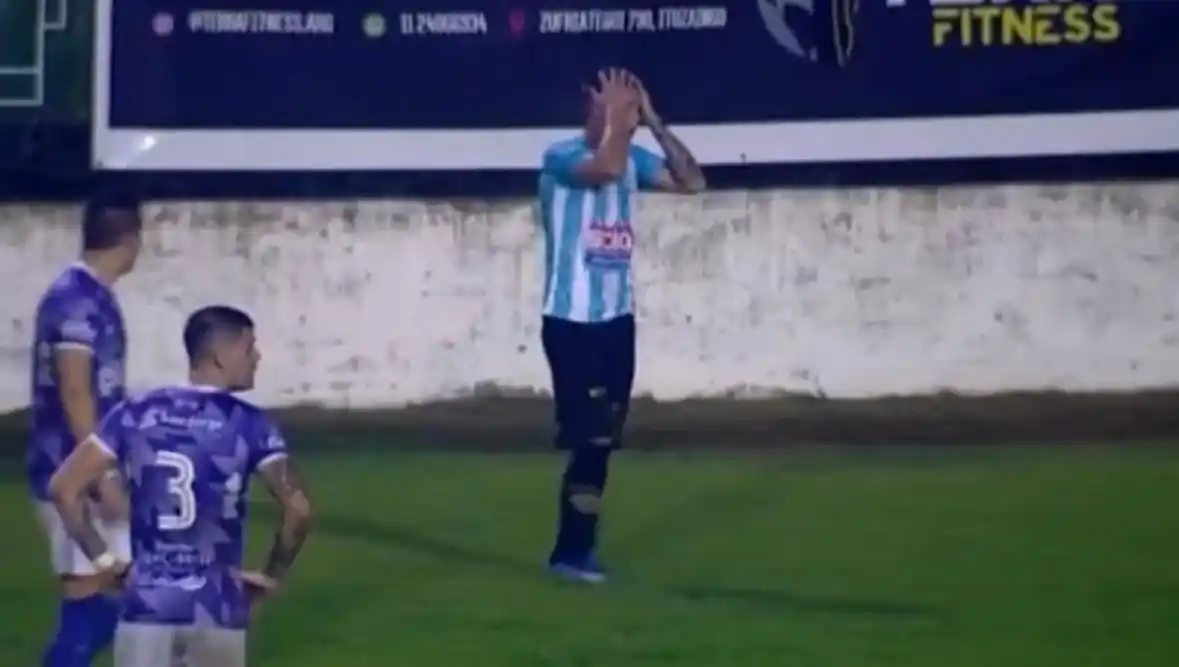Insólito: un futbolista del ascenso argentino orinó en la cancha y fue expulsado