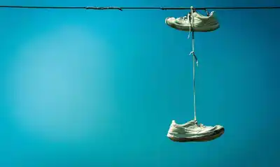 El significado de las zapatillas colgadas en los cables de luz
