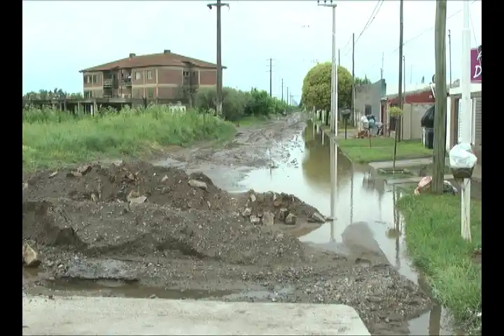 Vecinos reclaman por complicaciones en las calles tras la lluvia