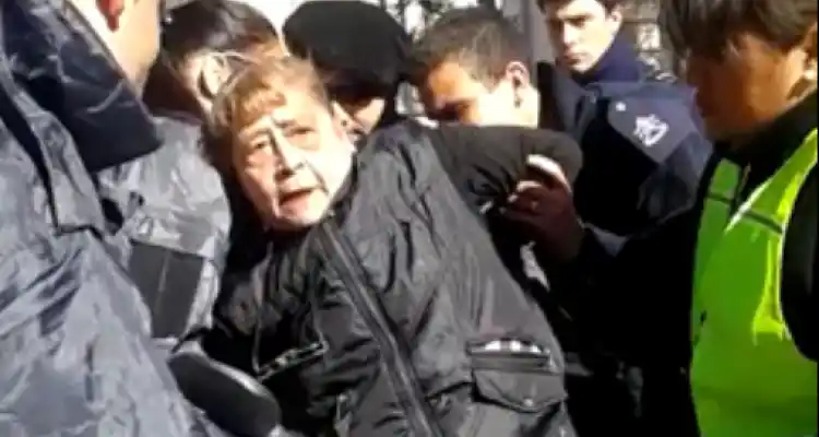 El video de la polémica detención de una mujer que no quiso bajarse de su moto