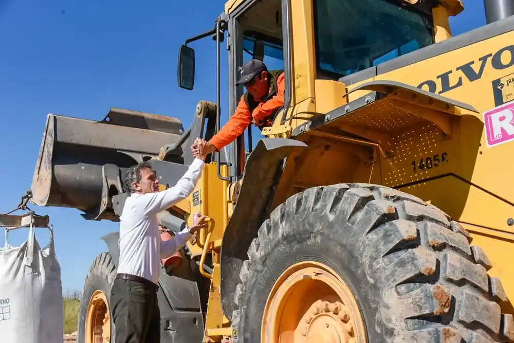 El ministro de Infraestructura, Gabriel Katopodis, saluda a un obrero.