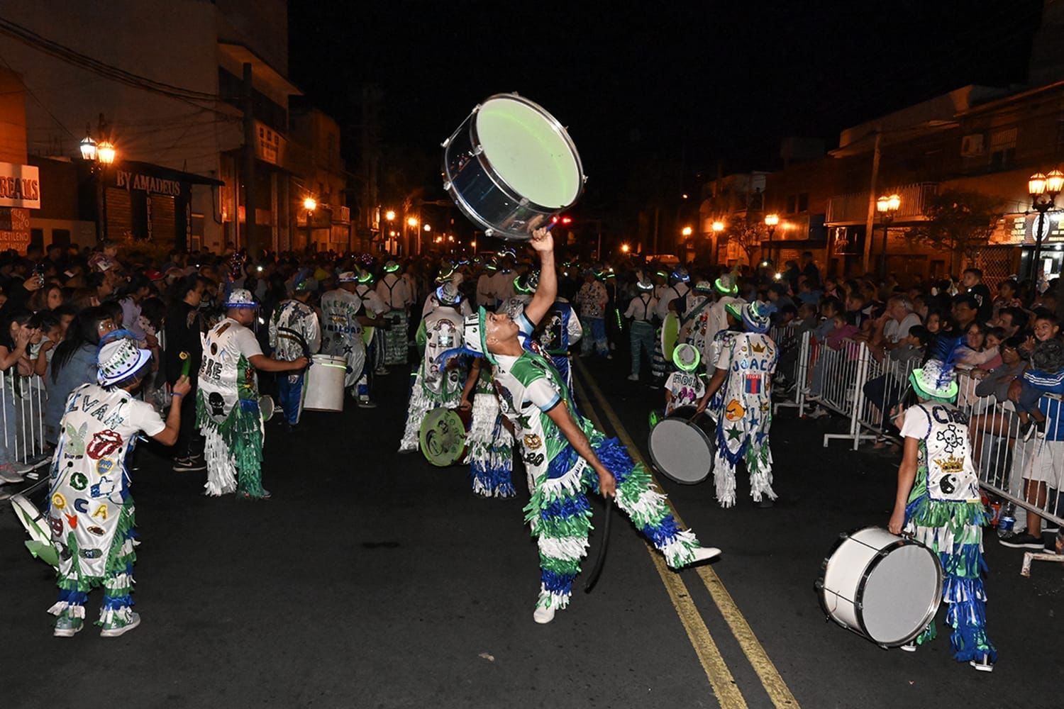 El evento incluye el tradicional desfile de las murgas locales.