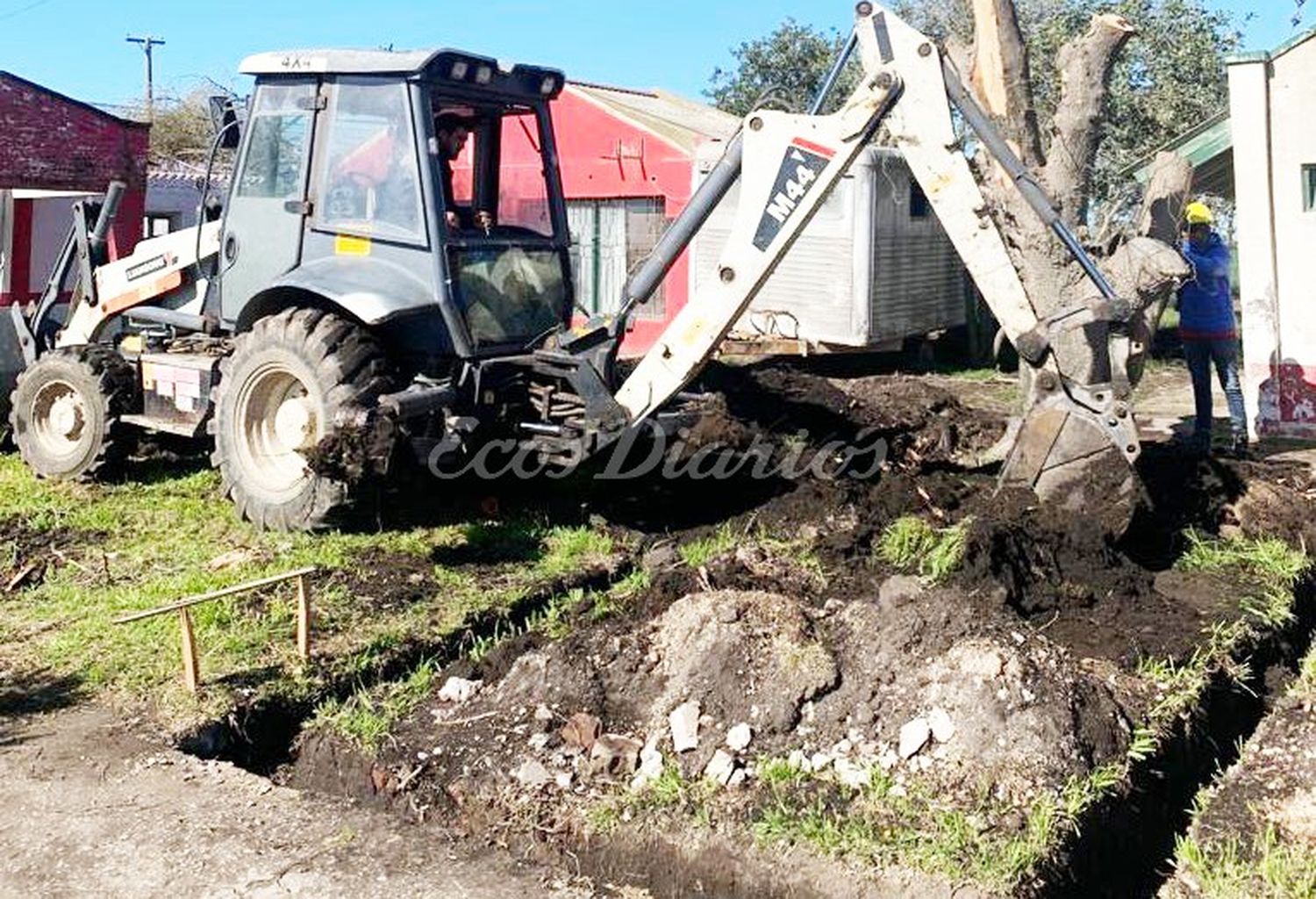 Una máquina. Trabaja en el sector en el que se saneará la laguna actual